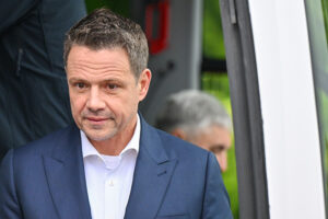 19.05.2025. Kielce. Wybory prezydenta RP - I tura. Kandydat KO w wyborach prezydenta RP, prezydent Warszawy Rafał Trzaskowski rozdaje drożdżówki i jabłka na ulicach Kielc / Fot. PAP/Piotr Polak