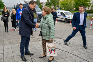 19.05.2025. Kielce. Wybory prezydenta RP - I tura. Kandydat KO w wyborach prezydenta RP, prezydent Warszawy Rafał Trzaskowski rozdaje drożdżówki i jabłka na ulicach Kielc / Fot. PAP/Piotr Polak