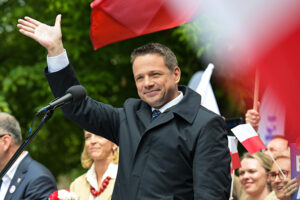 29.05.2025. Wybory prezydenta RP - kampania przed II turą. Kandydat KO w drugiej turze wyborów prezydenta RP, prezydent Warszawy Rafał Trzaskowski przemawia na swoim wiecu wyborczym w Zduńskiej Woli / Fot. PAP/Łukasz Szeląg