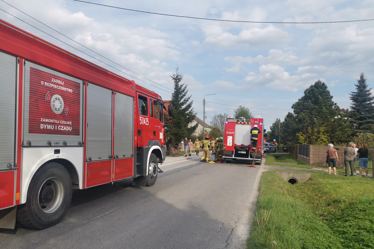 Samochód uderzył w drzewo, są ranni - Radio Kielce 02.05.2025. Skorków, powiat włoszczowski. Wypadek / Fot. Aleksandra Kwaśniewska - Radio Kielce