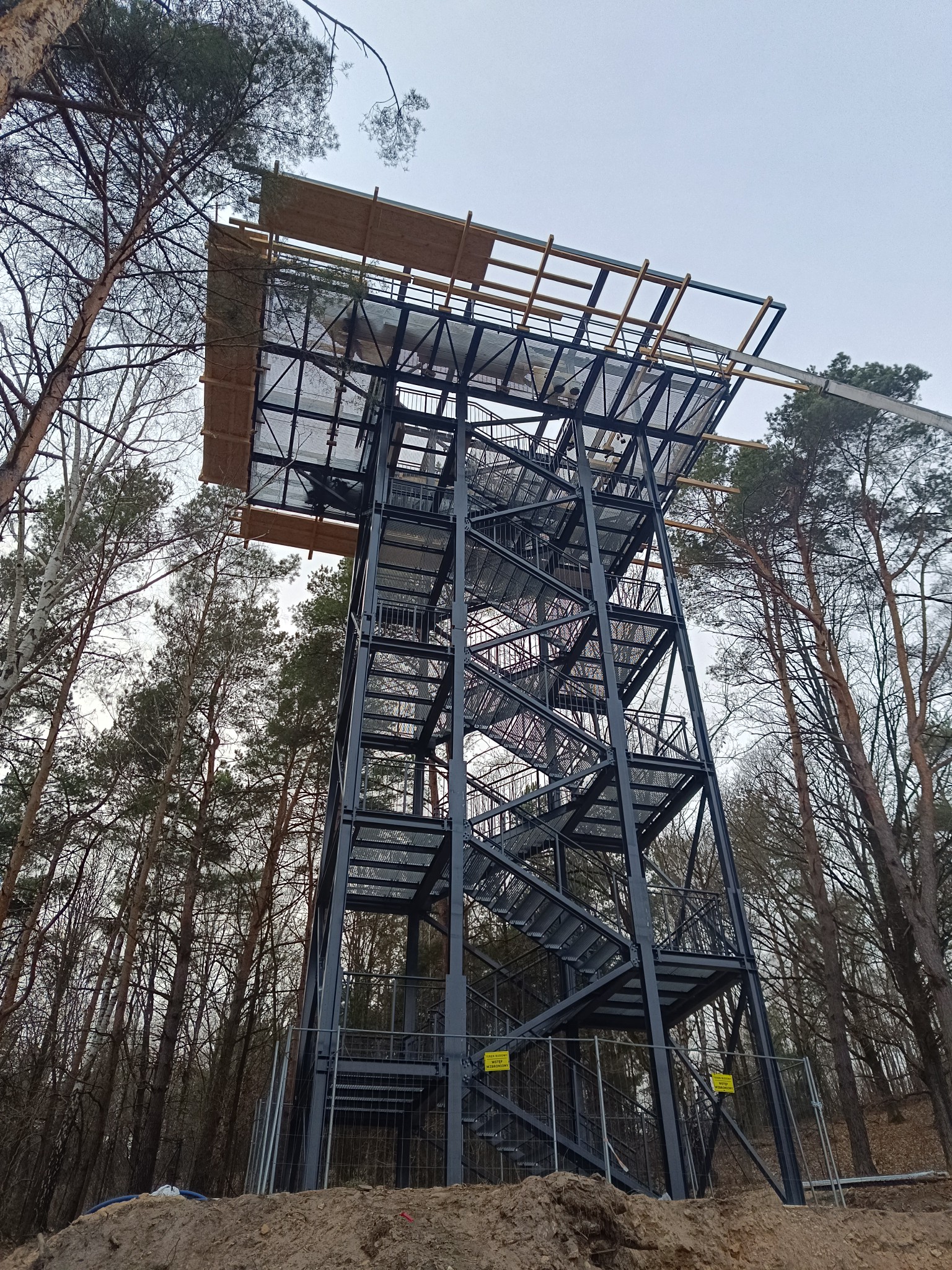 Motorówki podzieliły zalew, ale za to wieża widokowa nie