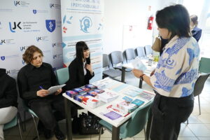 13.05.2025. Kielce. Akcja kieleckich studentów zrzeszonych w Międzynarodowym Stowarzyszeniu Studentów Medycyny IFMSA – Poland, której celem jest profilaktyka HIV / Fot. Wiktor Taszłow – Radio Kielce