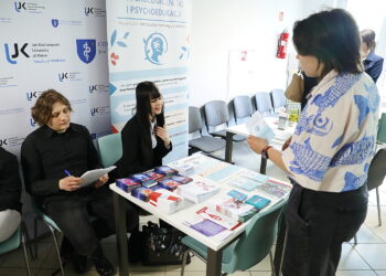 13.05.2025. Kielce. Akcja kieleckich studentów zrzeszonych w Międzynarodowym Stowarzyszeniu Studentów Medycyny IFMSA – Poland, której celem jest profilaktyka HIV / Fot. Wiktor Taszłow – Radio Kielce
