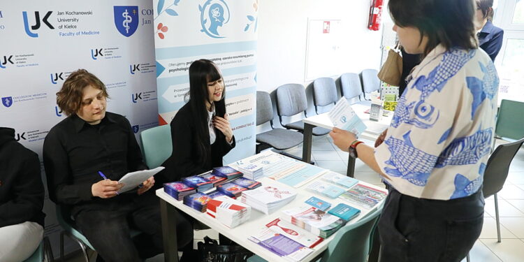 13.05.2025. Kielce. Akcja kieleckich studentów zrzeszonych w Międzynarodowym Stowarzyszeniu Studentów Medycyny IFMSA – Poland, której celem jest profilaktyka HIV / Fot. Wiktor Taszłow – Radio Kielce