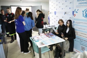 13.05.2025. Kielce. Akcja kieleckich studentów zrzeszonych w Międzynarodowym Stowarzyszeniu Studentów Medycyny IFMSA – Poland, której celem jest profilaktyka HIV / Fot. Wiktor Taszłow – Radio Kielce