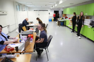 13.05.2025. Kielce. Akcja kieleckich studentów zrzeszonych w Międzynarodowym Stowarzyszeniu Studentów Medycyny IFMSA – Poland, której celem jest profilaktyka HIV / Fot. Wiktor Taszłow – Radio Kielce