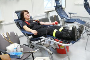 13.05.2025. Kielce. Akcja kieleckich studentów zrzeszonych w Międzynarodowym Stowarzyszeniu Studentów Medycyny IFMSA – Poland, której celem jest profilaktyka HIV / Fot. Wiktor Taszłow – Radio Kielce