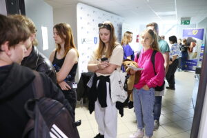 13.05.2025. Kielce. Akcja kieleckich studentów zrzeszonych w Międzynarodowym Stowarzyszeniu Studentów Medycyny IFMSA – Poland, której celem jest profilaktyka HIV / Fot. Wiktor Taszłow – Radio Kielce