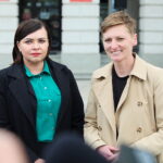 15.05.2025. Kielce. Prezentacja nowego wiceprezydenta Kielc przed ratuszem. Na zdjęciu: Aneta Boroń, nowy wiceprezydent Kielc i Agata Wojda, prezydent Kielc / Fot. Wiktor Taszłow - Radio Kielce
