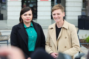 15.05.2025. Kielce. Prezentacja nowego wiceprezydenta Kielc przed ratuszem. Na zdjęciu: Aneta Boroń, nowy wiceprezydent Kielc i Agata Wojda, prezydent Kielc / Fot. Wiktor Taszłow - Radio Kielce