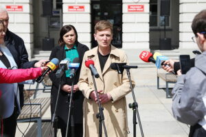 15.05.2025. Kielce. Prezentacja nowego wiceprezydenta Kielc przed ratuszem / Fot. Wiktor Taszłow - Radio Kielce