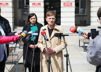 15.05.2025. Kielce. Prezentacja nowego wiceprezydenta przed kieleckim ratuszem / Fot. Wiktor Taszłow - Radio Kielce
