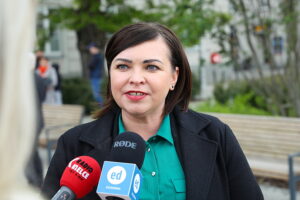 15.05.2025. Kielce. Prezentacja nowego wiceprezydenta Kielc przed ratuszem. Na zdjęciu: Aneta Boroń, nowy wiceprezydent Kielc / Fot. Wiktor Taszłow - Radio Kielce