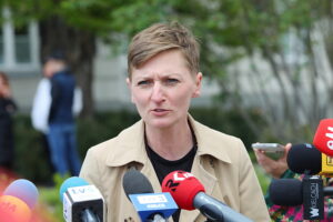 15.05.2025. Kielce. Prezentacja nowego wiceprezydenta Kielc przed ratuszem. Na zdjęciu: Agata Wojda, prezydent Kielc / Fot. Wiktor Taszłow - Radio Kielce