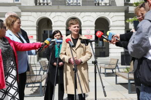 15.05.2025. Kielce. Prezentacja nowego wiceprezydenta Kielc przed ratuszem / Fot. Wiktor Taszłow - Radio Kielce