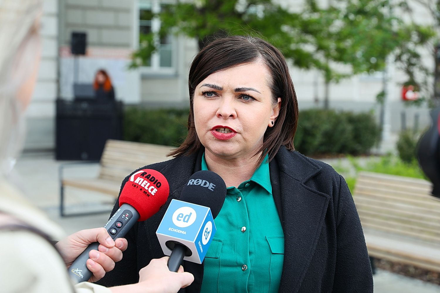 Prezydent Kielc ma nowego zastępcę. Po raz czwarty - Radio Kielce 15.05.2025. Kielce. Prezentacja nowego wiceprezydenta Kielc przed ratuszem. Na zdjęciu: Aneta Boroń, nowy wiceprezydent Kielc / Fot. Wiktor Taszłow - Radio Kielce