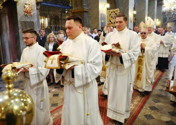 17.05.2025. Kielce. Bazylika katedralna. Święcenia diakonatu / Fot. Wiktor Taszłow - Radio Kielce