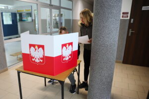 W Kielcach nie brakuje głosujących - Radio Kielce 18.05.2025. Kielce. Komisja wyborcza nr 11. Wybory prezydenckie / Fot. Wiktor Taszłow - Radio Kielce