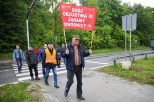 Brzeziny i Radkowice protestują. Zablokowali ważną drogę - Radio Kielce