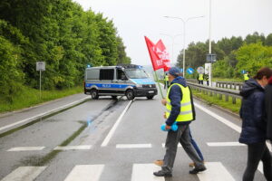 Brzeziny i Radkowice protestują. Zablokowali ważną drogę - Radio Kielce