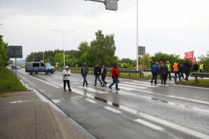 Brzeziny i Radkowice protestują. Zablokowali ważną drogę - Radio Kielce