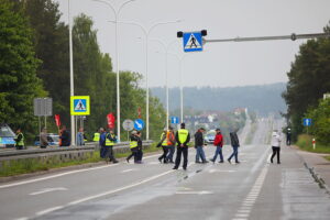 Brzeziny i Radkowice protestują. Zablokowali ważną drogę - Radio Kielce