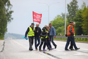 Brzeziny i Radkowice protestują. Zablokowali ważną drogę - Radio Kielce