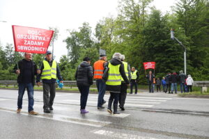 Brzeziny i Radkowice protestują. Zablokowali ważną drogę - Radio Kielce