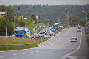 Brzeziny i Radkowice protestują. Zablokowali ważną drogę - Radio Kielce