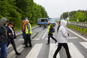 Brzeziny i Radkowice protestują. Zablokowali ważną drogę - Radio Kielce