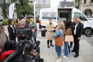 23.05,2025. Kielce. rynek. Terapiobus. Mobilny gabinet terapeutyczny / Fot. Wiktor Taszłow - Radio Kielce