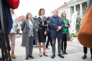 23.05,2025. Kielce. rynek. Terapiobus. Mobilny gabinet terapeutyczny / Fot. Wiktor Taszłow - Radio Kielce