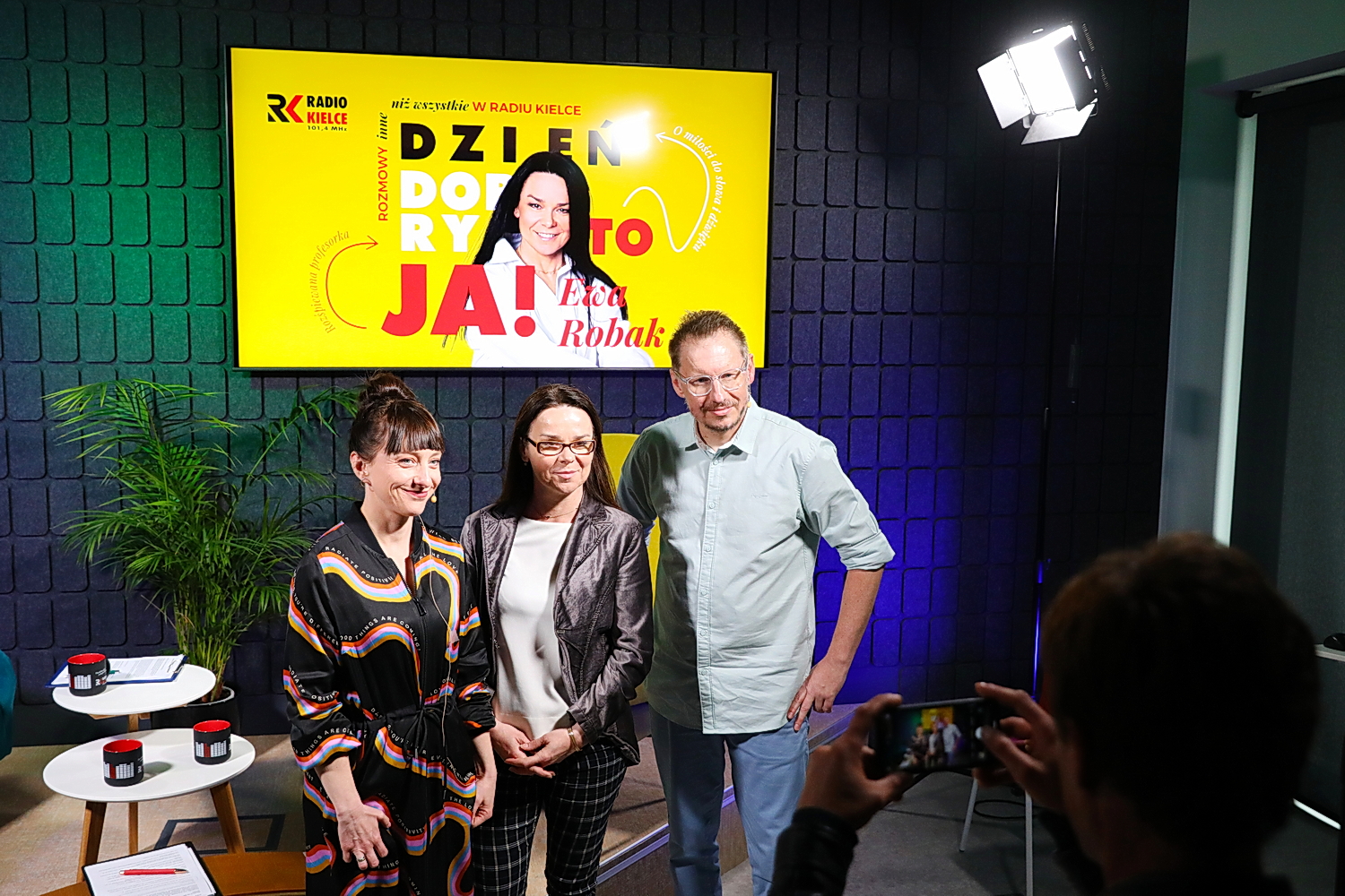 „Dzień Dobry, to Ja! Rozmowy inne niż wszystkie w Radiu Kielce”. Na zdjęciu (od lewej): Magda Galas-Klusek, Ewa Robak, Tomek Dudek / Fot. Wiktor Taszłow - Radio Kielce „Dzień Dobry, to Ja! Rozmowy inne niż wszystkie w Radiu Kielce”. Na zdjęciu (od lewej): Magda Galas-Klusek, Ewa Robak, Tomek Dudek / Fot. Wiktor Taszłow - Radio Kielce