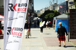 Kielce. „Budzenie Sienkiewki”. Audycja Radia Kielce „Coraz bliżej weekend” / Fot. Wiktor Taszłow – Radio Kielce