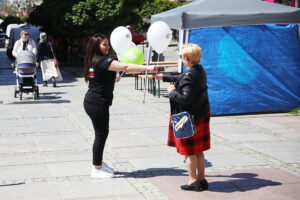 Kielce. „Budzenie Sienkiewki”. Audycja Radia Kielce „Coraz bliżej weekend” / Fot. Wiktor Taszłow – Radio Kielce