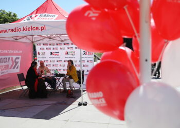 Kielce. „Budzenie Sienkiewki”. Audycja Radia Kielce „Coraz bliżej weekend” / Fot. Wiktor Taszłow – Radio Kielce