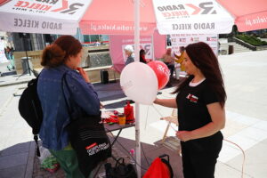 Kielce. „Budzenie Sienkiewki”. Audycja Radia Kielce „Coraz bliżej weekend” / Fot. Wiktor Taszłow – Radio Kielce