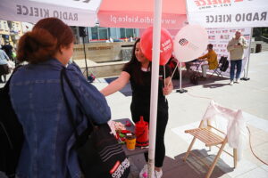Kielce. „Budzenie Sienkiewki”. Audycja Radia Kielce „Coraz bliżej weekend” / Fot. Wiktor Taszłow – Radio Kielce