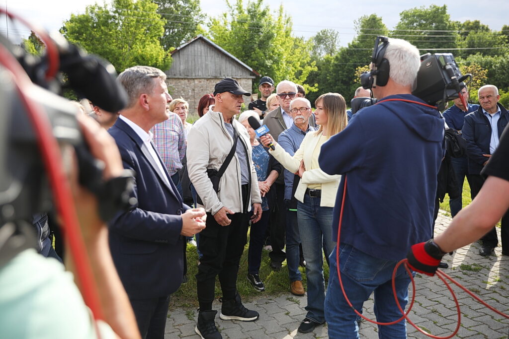 INTERWENCJA. Mieszkańcy Radkowic i Brzezin walczą o obwodnicę - Radio Kielce 28.05.2025. Brzeziny. Program "Interwencja" Radia Kielce i TVP3 Kielce / Fot. Wiktor Taszłow - Radio Kielce