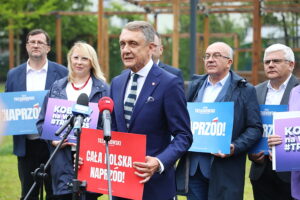 29.05.2025. Kielce. Konferencja Radnych Województwa Świętokrzyskiego. Na zdjęciu (w środku): Jan Maćkowiak - radny sejmiku województwa / Fot. Wiktor Taszłow - Radio Kielce