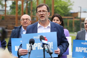 29.05.2025. Kielce. Konferencja Radnych Województwa Świętokrzyskiego. Na zdjęciu (w środku): Wojciech Zwierzchowski - radny sejmiku województwa / Fot. Wiktor Taszłow - Radio Kielce