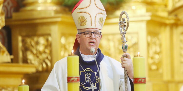 03.05.2025. Kielce. Msza święta otwierająca świętokrzyskie obchody Święta Konstytucji 3 Maja. Na zdjęciu: biskup Jan Piotrowski / Fot. Wiktor Taszłow - Radio Kielce