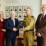 Kieleccy strażacy będą mieli nowy sprzęt - Radio Kielce 07.05.2025. Kielce. Urząd Marszałkowski Województwa Świętokrzyskiego. Podpisanie umowy na wsparcie z budżetu województwa Państwowej Straży Pożarnej / Fot. Wiktor Taszłow – Radio Kielce