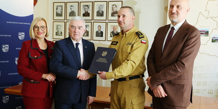 07.05.2025. Kielce. Urząd Marszałkowski Województwa Świętokrzyskiego. Podpisanie umowy na wsparcie z budżetu województwa Państwowej Straży Pożarnej / Fot. Wiktor Taszłow – Radio Kielce