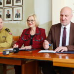 Kieleccy strażacy będą mieli nowy sprzęt - Radio Kielce 07.05.2025. Kielce. Urząd Marszałkowski Województwa Świętokrzyskiego. Podpisanie umowy na wsparcie z budżetu województwa Państwowej Straży Pożarnej / Fot. Wiktor Taszłow – Radio Kielce