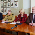 Kieleccy strażacy będą mieli nowy sprzęt - Radio Kielce 07.05.2025. Kielce. Urząd Marszałkowski Województwa Świętokrzyskiego. Podpisanie umowy na wsparcie z budżetu województwa Państwowej Straży Pożarnej / Fot. Wiktor Taszłow – Radio Kielce