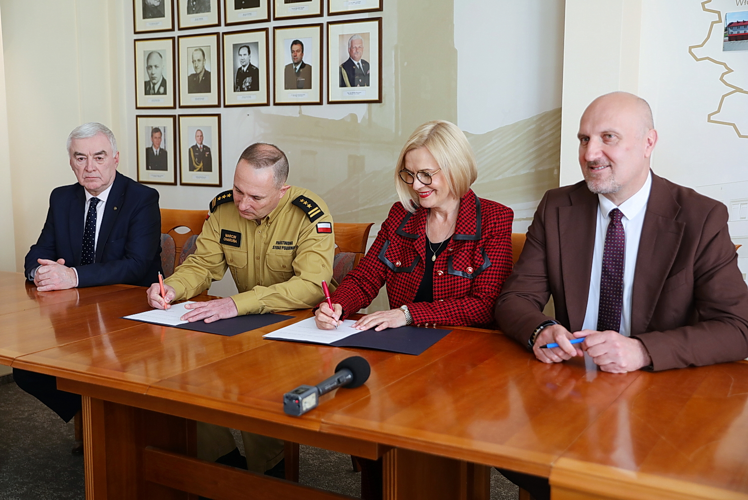 Kieleccy strażacy będą mieli nowy sprzęt - Radio Kielce 07.05.2025. Kielce. Urząd Marszałkowski Województwa Świętokrzyskiego. Podpisanie umowy na wsparcie z budżetu województwa Państwowej Straży Pożarnej / Fot. Wiktor Taszłow – Radio Kielce