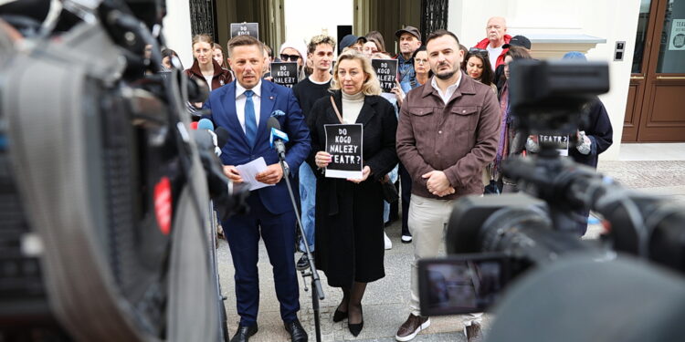 Do kogo należy teatr? Kieleccy radni poparli aktorów Żeromskiego