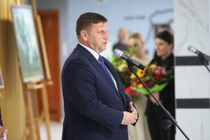 08.05.2025. Kielce. Wernisaż wystawy "Obrazy ciszy" Macieja Mazurka. Na zdjęciu: Michał Skotnicki - wicewojewoda świętokrzyski / Fot. Wiktor Taszłow - Radio Kielce