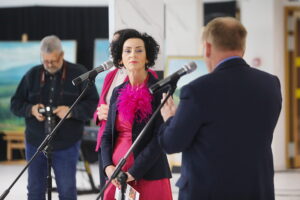 08.05.2025. Kielce. Wernisaż wystawy "Obrazy ciszy" Macieja Mazurka. Na zdjęciu: Lucyna Gozdek - kurator wystawy / Fot. Wiktor Taszłow - Radio Kielce